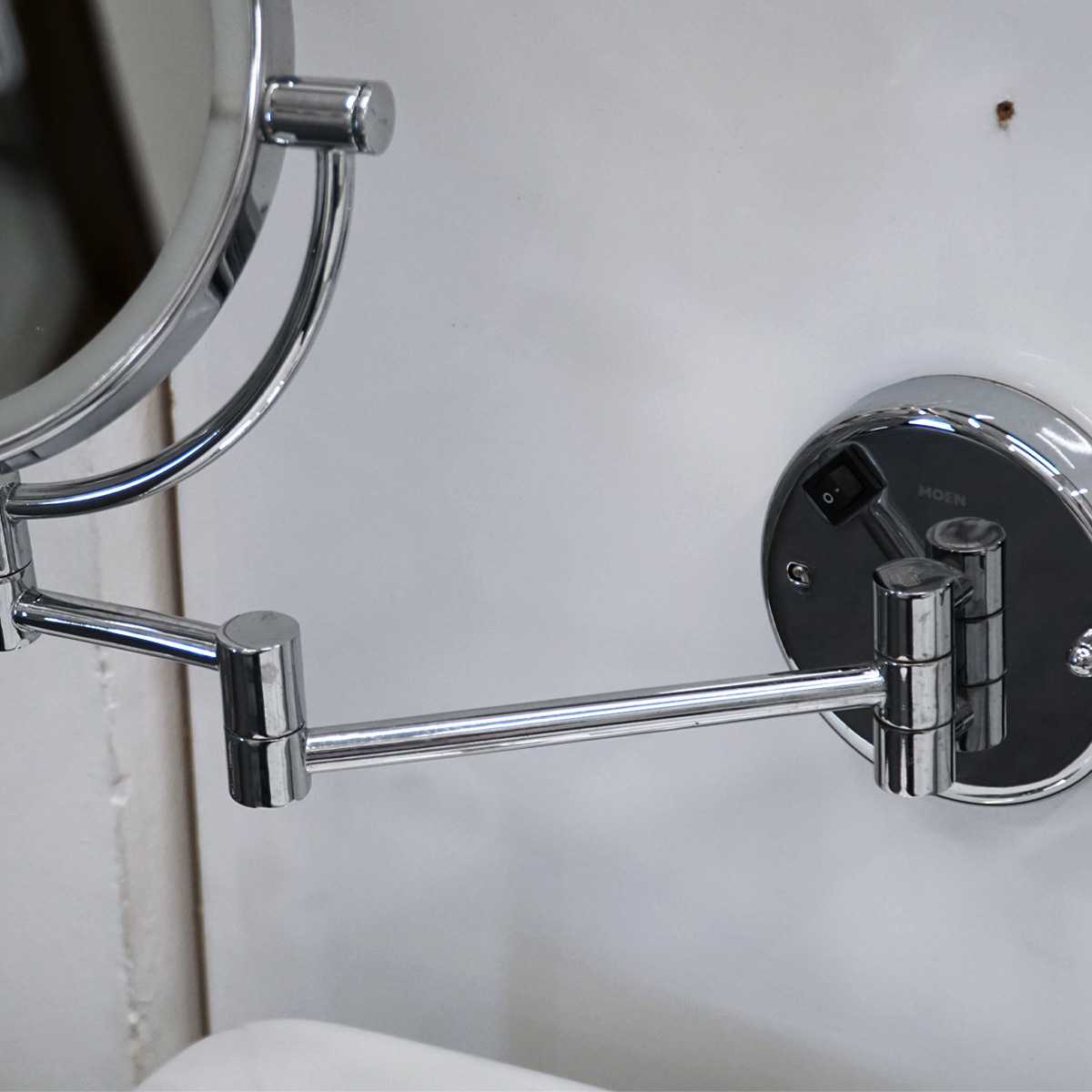 Gương soi LED treo tường MOEN ACC9961 - 4