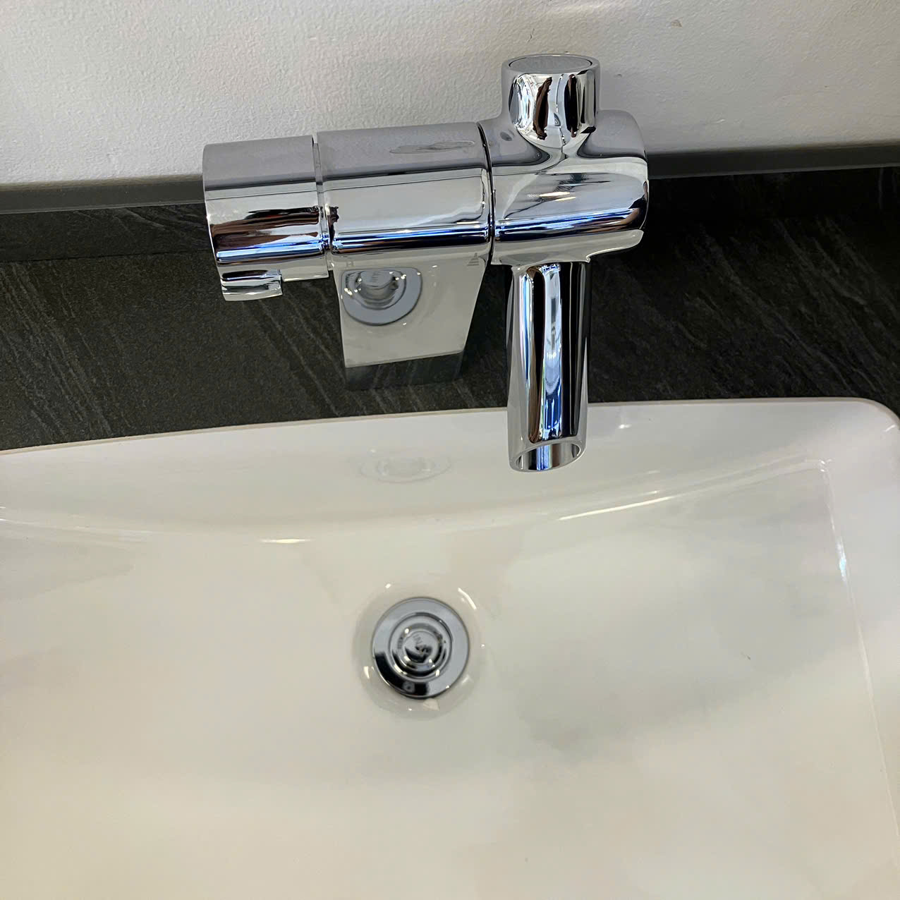 Vòi lavabo nóng lạnh MOEN Cascata HK88121 - 4