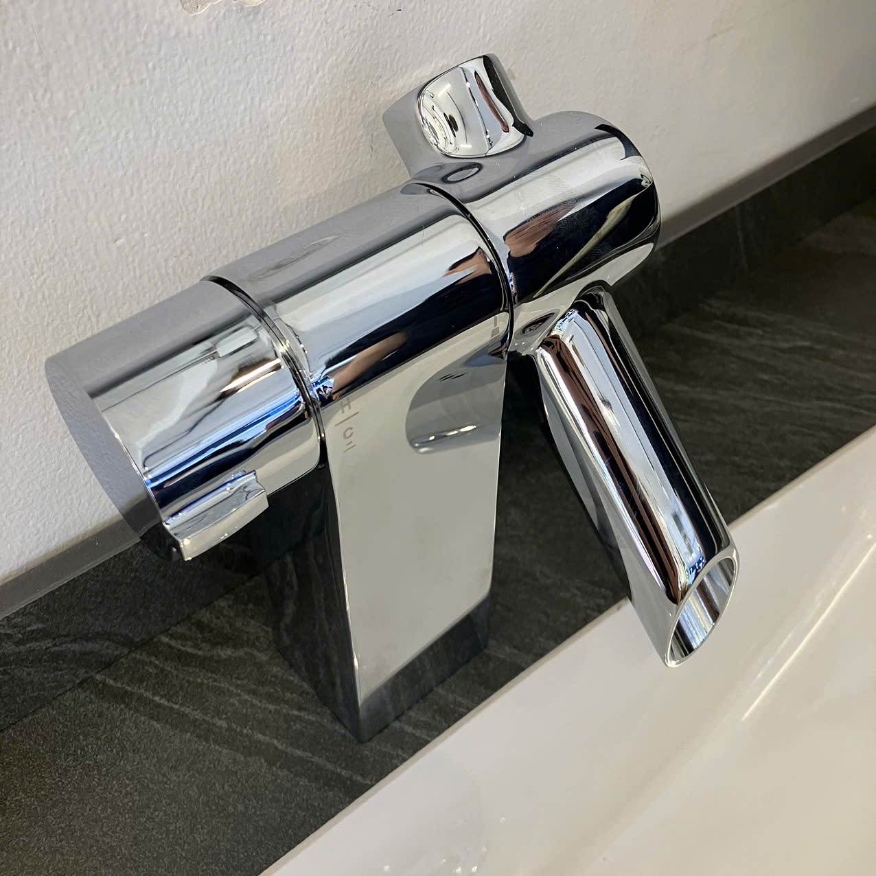 Vòi lavabo nóng lạnh MOEN Cascata HK88121 - 5