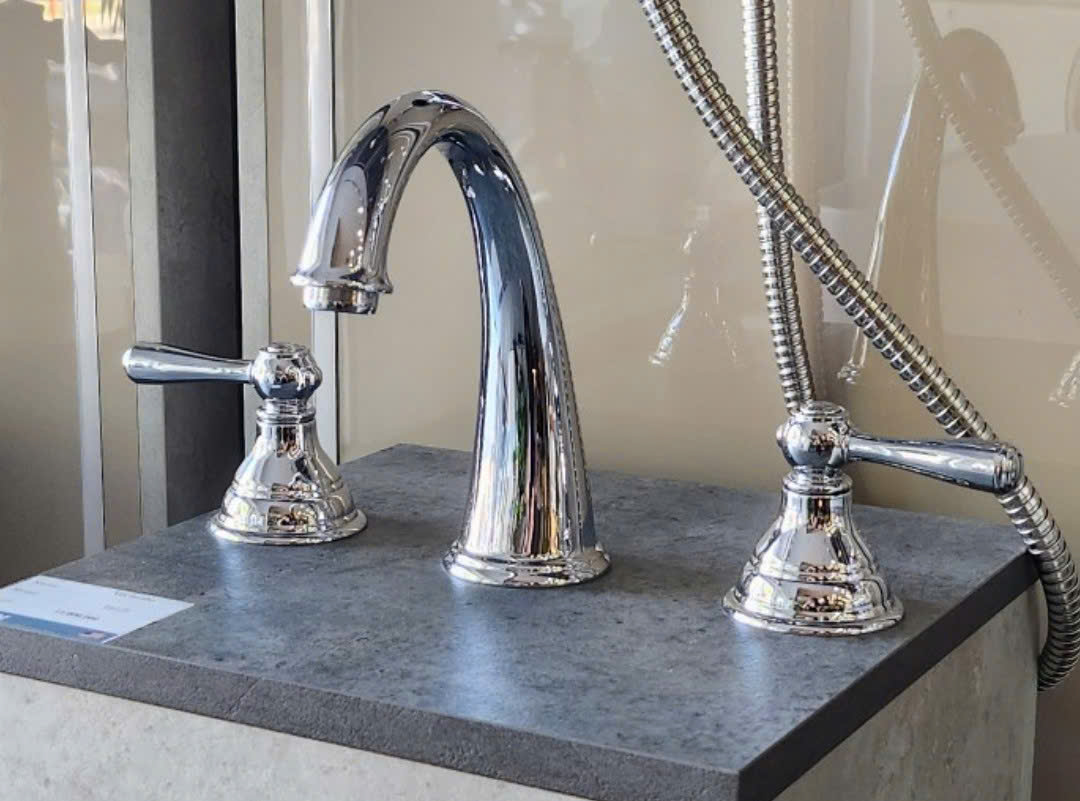 Bộ vòi lavabo nóng lạnh 3 lỗ MOEN Kingsley T6125 - 2
