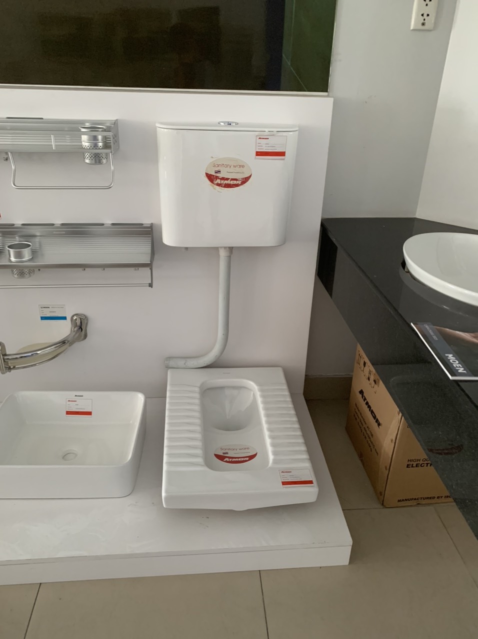 Két nước xí xổm treo tường xả nhấn ATMOR AT4406 - 3
