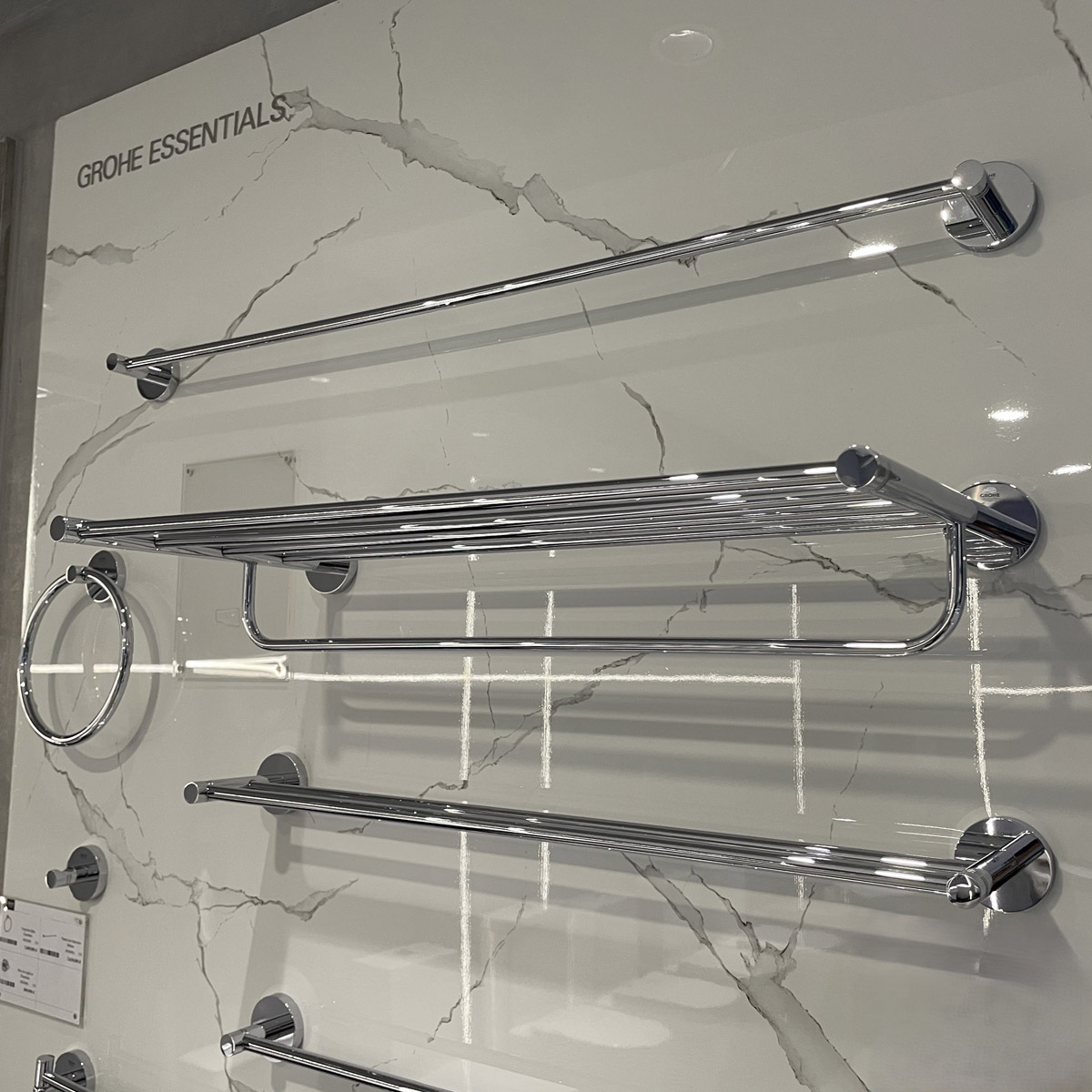 Thanh treo khăn Essentials 550mm GROHE 40800001 - 6