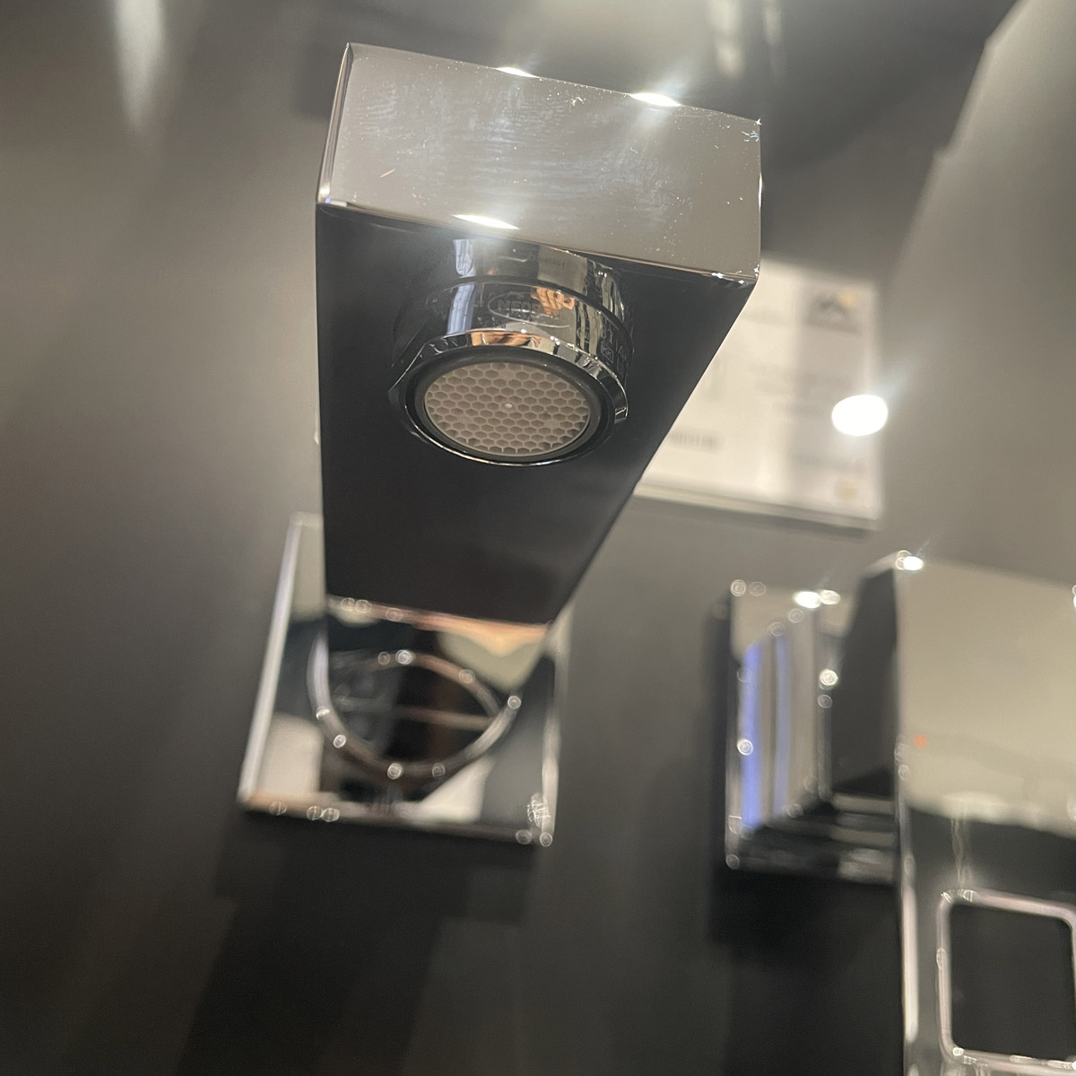 Vòi chậu nóng lạnh gắn tường 2 lỗ Eurocube GROHE 19895000 - 9