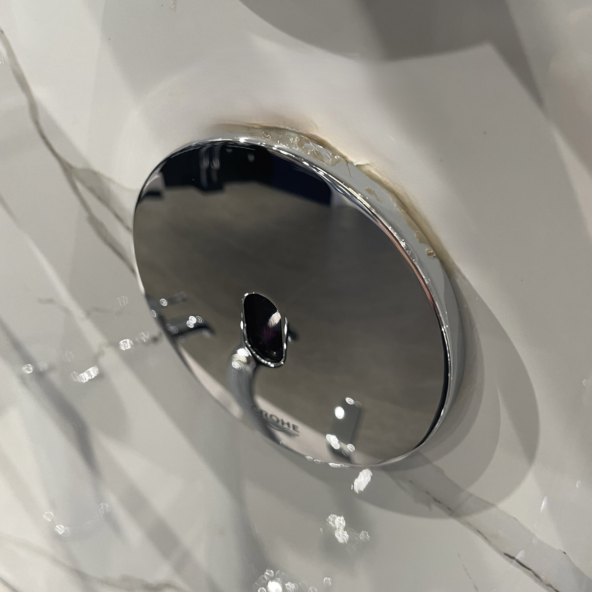 Vòi chậu cảm ứng gắn tường dùng pin Essence E GROHE 36447000 - 7