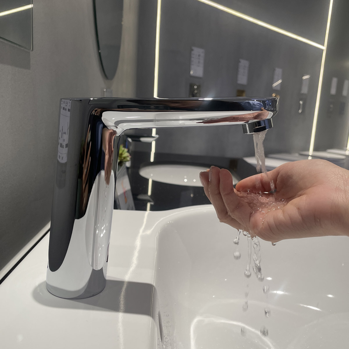 Vòi chậu cảm ứng nhiệt độ dùng pin Eurosmart Cosmopolitan E GROHE 36422000 - 6