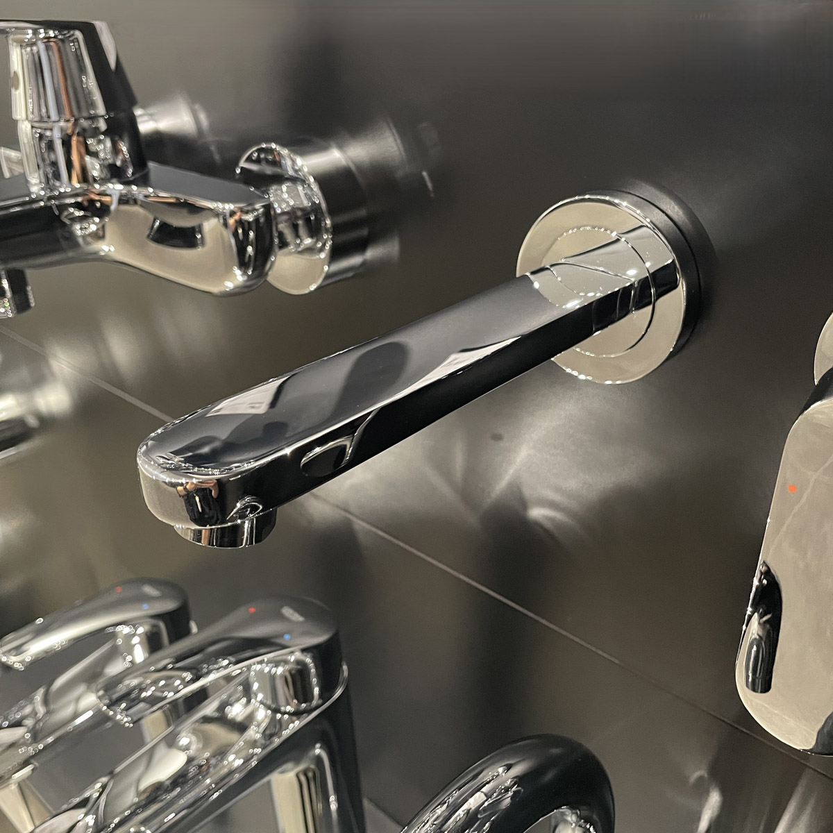Vòi chậu nóng lạnh gắn tường 2 lỗ Eurosmart Cosmopolitan GROHE 19381000 - 9