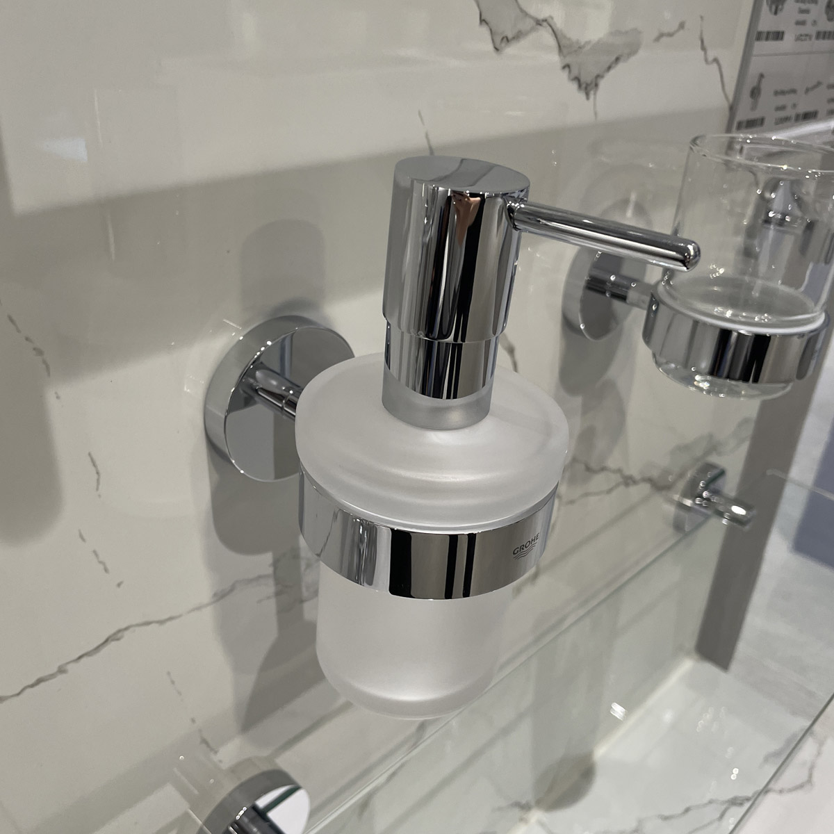 Bộ hộp xịt xà phòng gắn tường Essentials GROHE 40448001 - 5