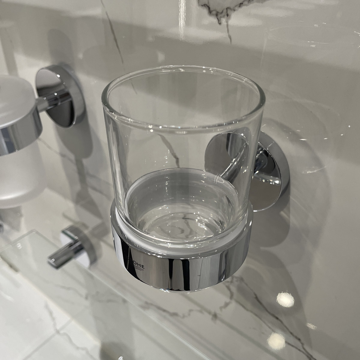 Bộ giá và ly thủy tinh gắn tường Essentials GROHE 40447001 - 7