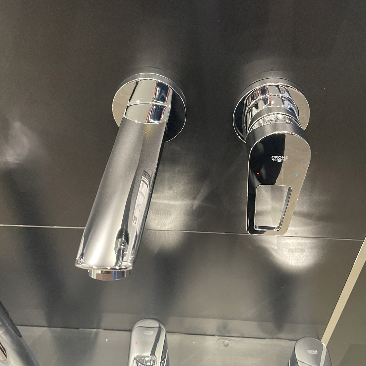 Vòi chậu gắn tường nóng lạnh 2 lỗ BauLoop GROHE 20289001 - 9
