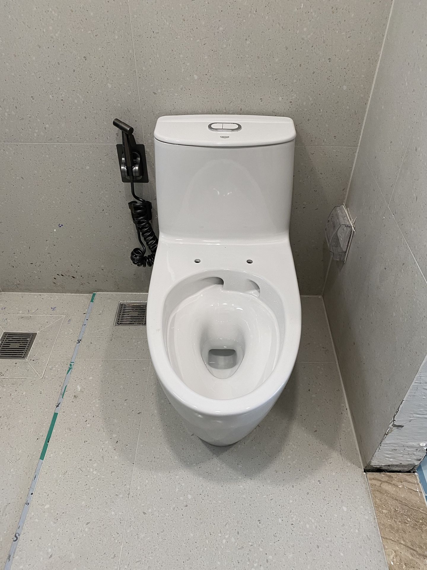 Bồn cầu 1 khối Bau Ceramic GROHE 39990000 - 16