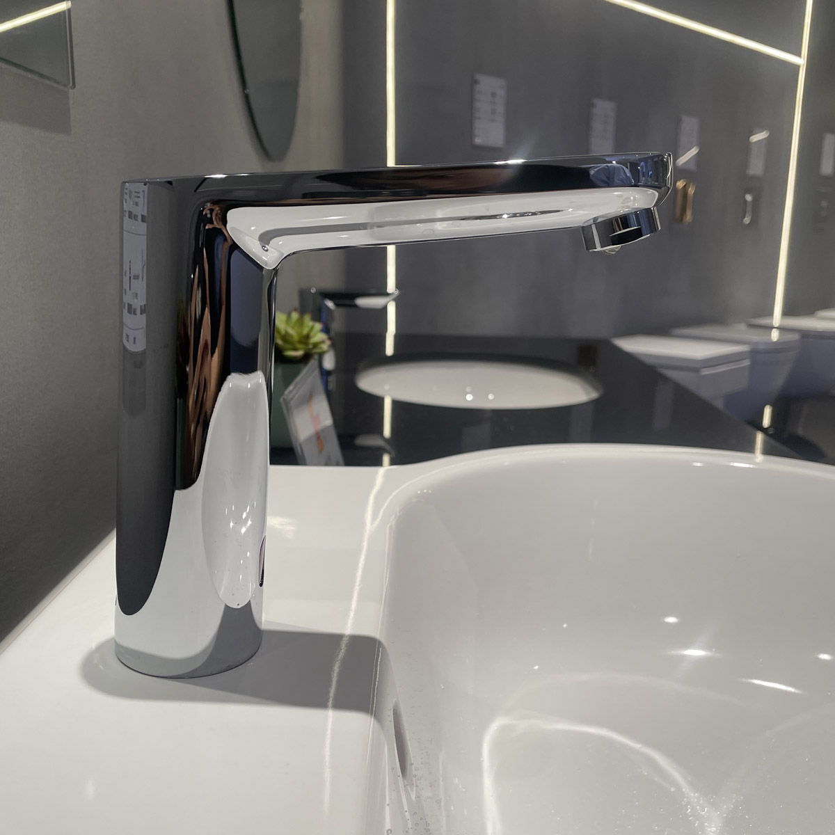 Vòi chậu cảm ứng nhiệt độ dùng pin Eurosmart Cosmopolitan E GROHE 36422000 - 5