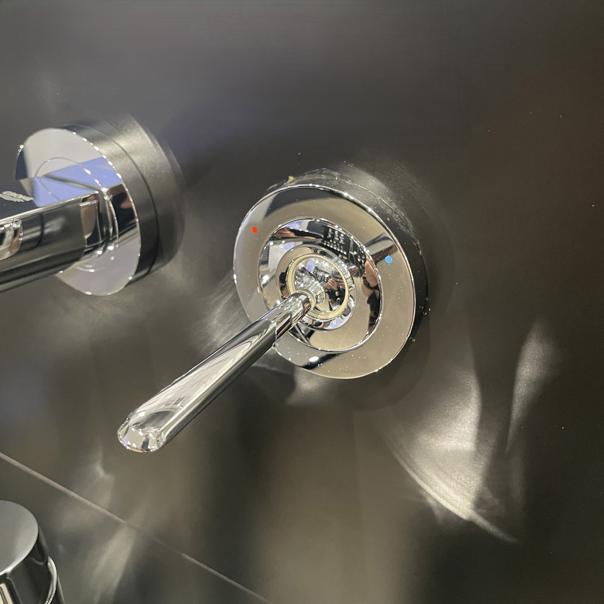 Vòi chậu gắn tường nóng lạnh 2 lỗ Eurodisc Joy GROHE 19969000 - 3