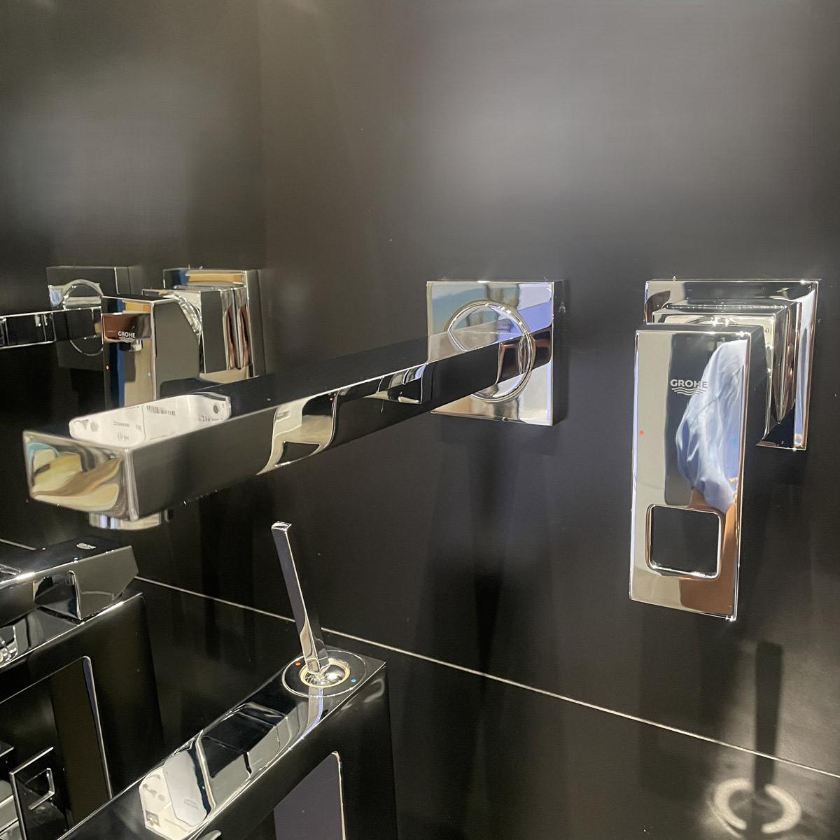 Vòi chậu nóng lạnh gắn tường 2 lỗ Eurocube GROHE 23447000 - 9