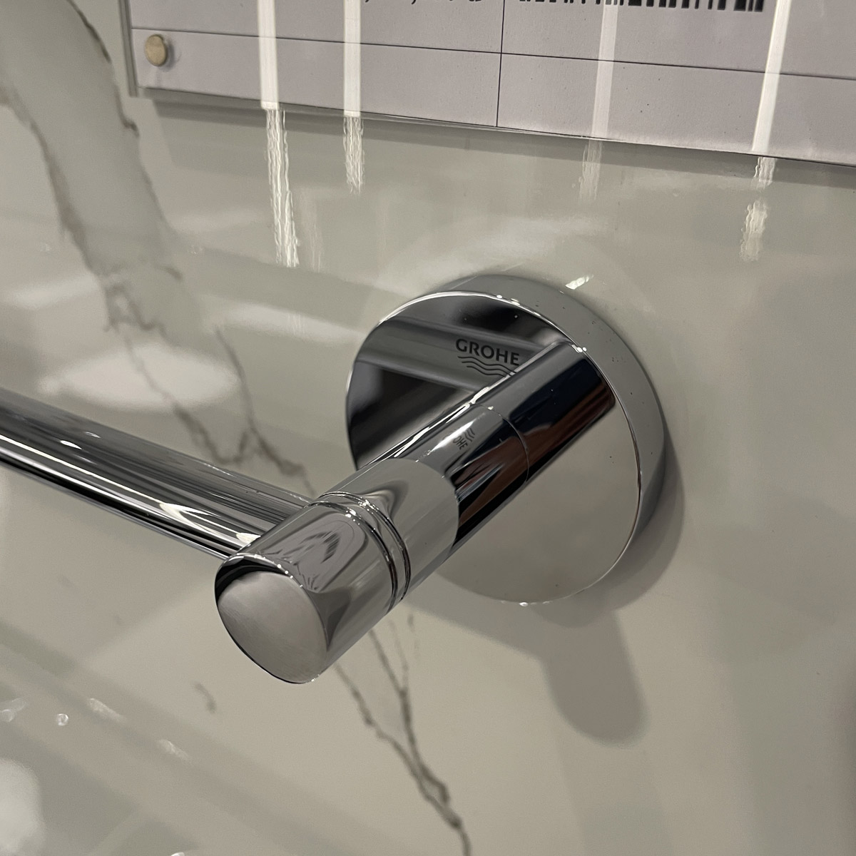 Thanh treo khăn Essentials 600mm GROHE 40366001 - 5