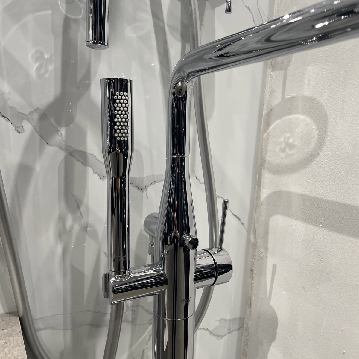 Vòi bồn tắm đặt sàn nóng lạnh Essence GROHE 23491001 - 9