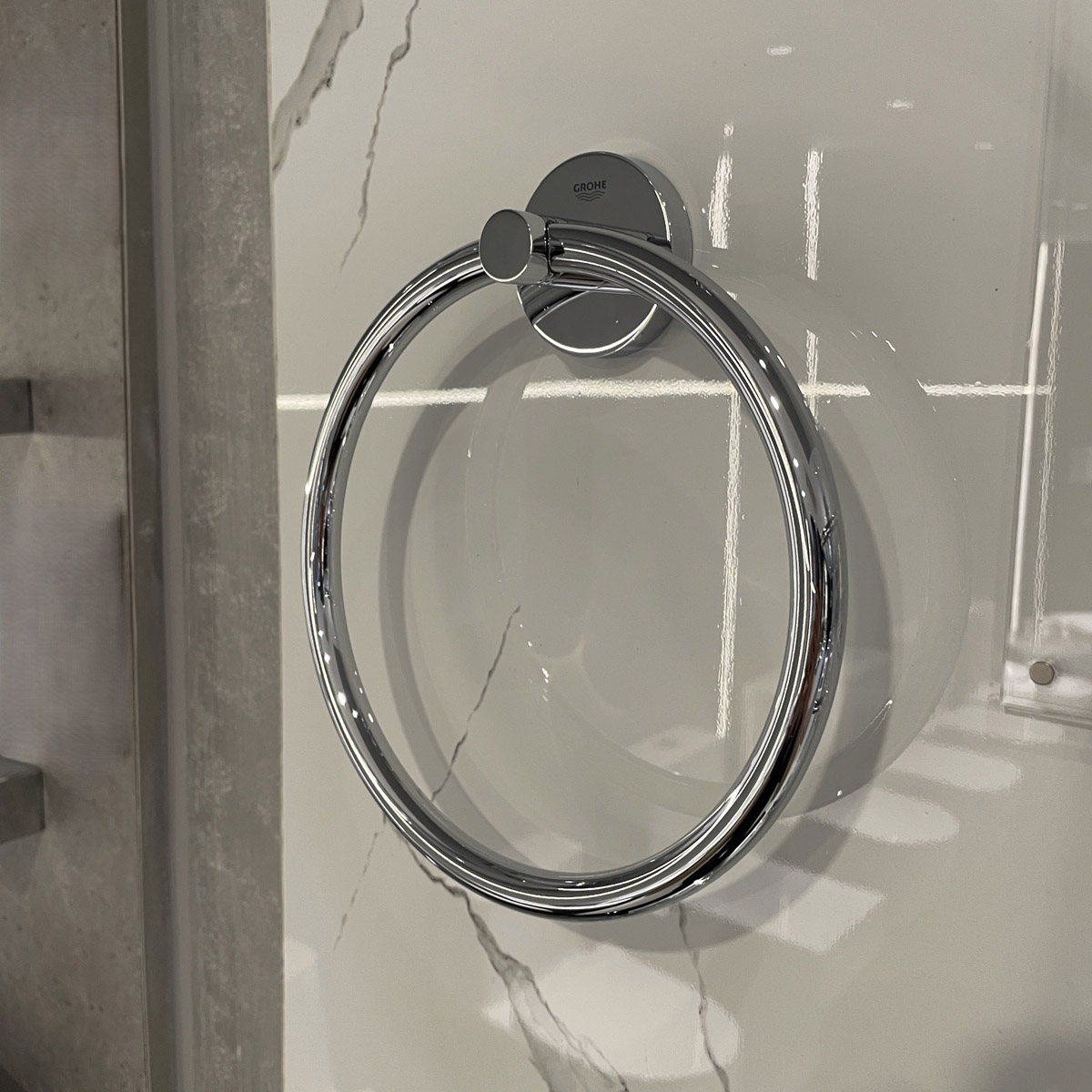 Vòng treo khăn Essentials GROHE 40365001 - 7