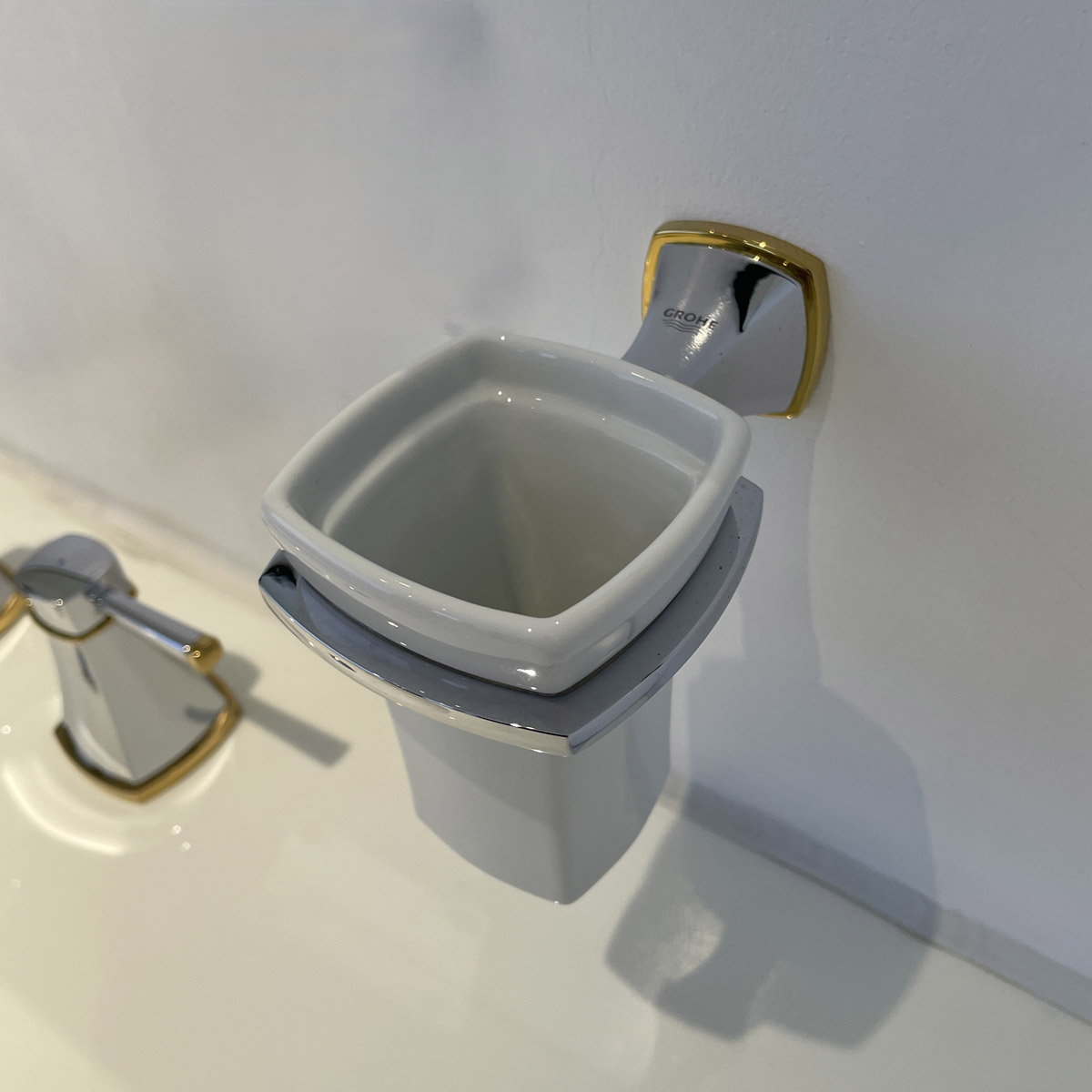 Bộ giá và ly sứ gắn tường Grandera Grohe 40626IG0 - 9