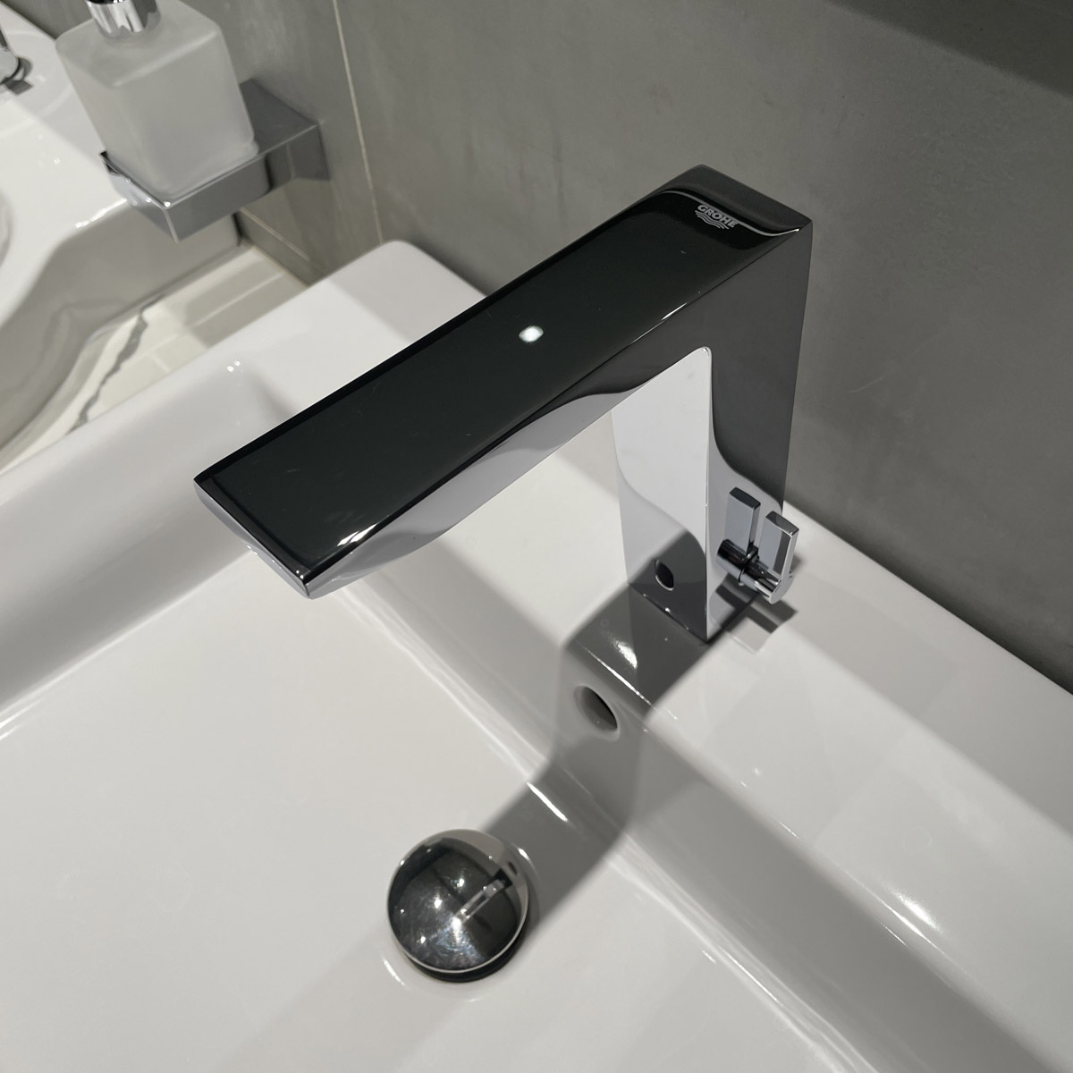 Vòi chậu nóng lạnh cảm ứng dùng pin Eurocube E GROHE 36441000 - 9