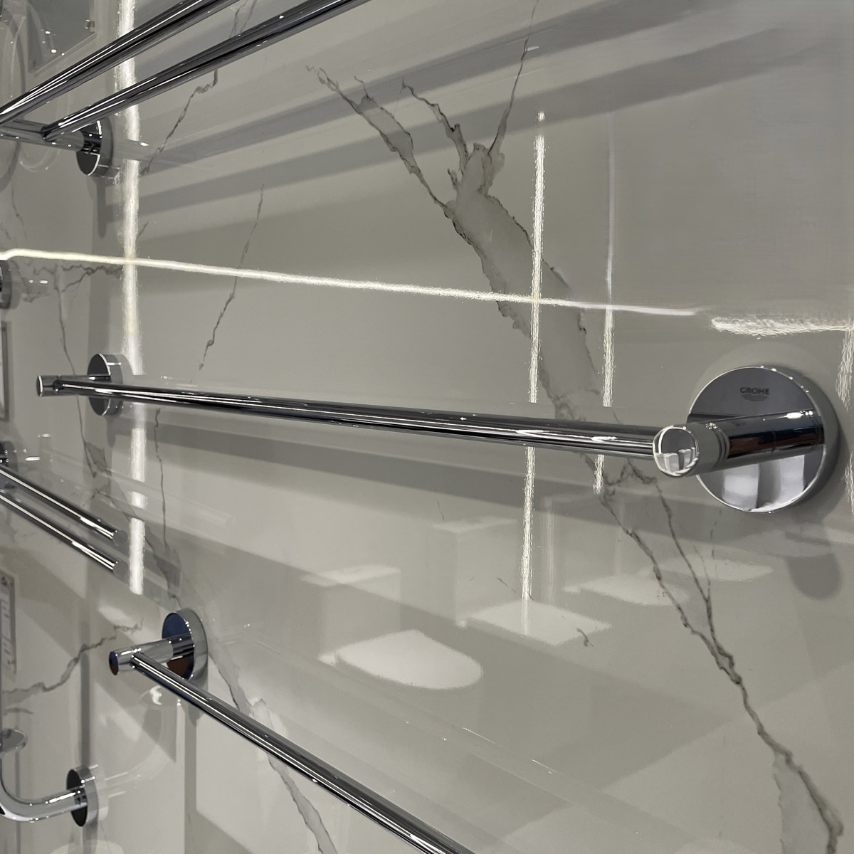 Thanh treo khăn Essentials 600mm GROHE 40366001 - 8