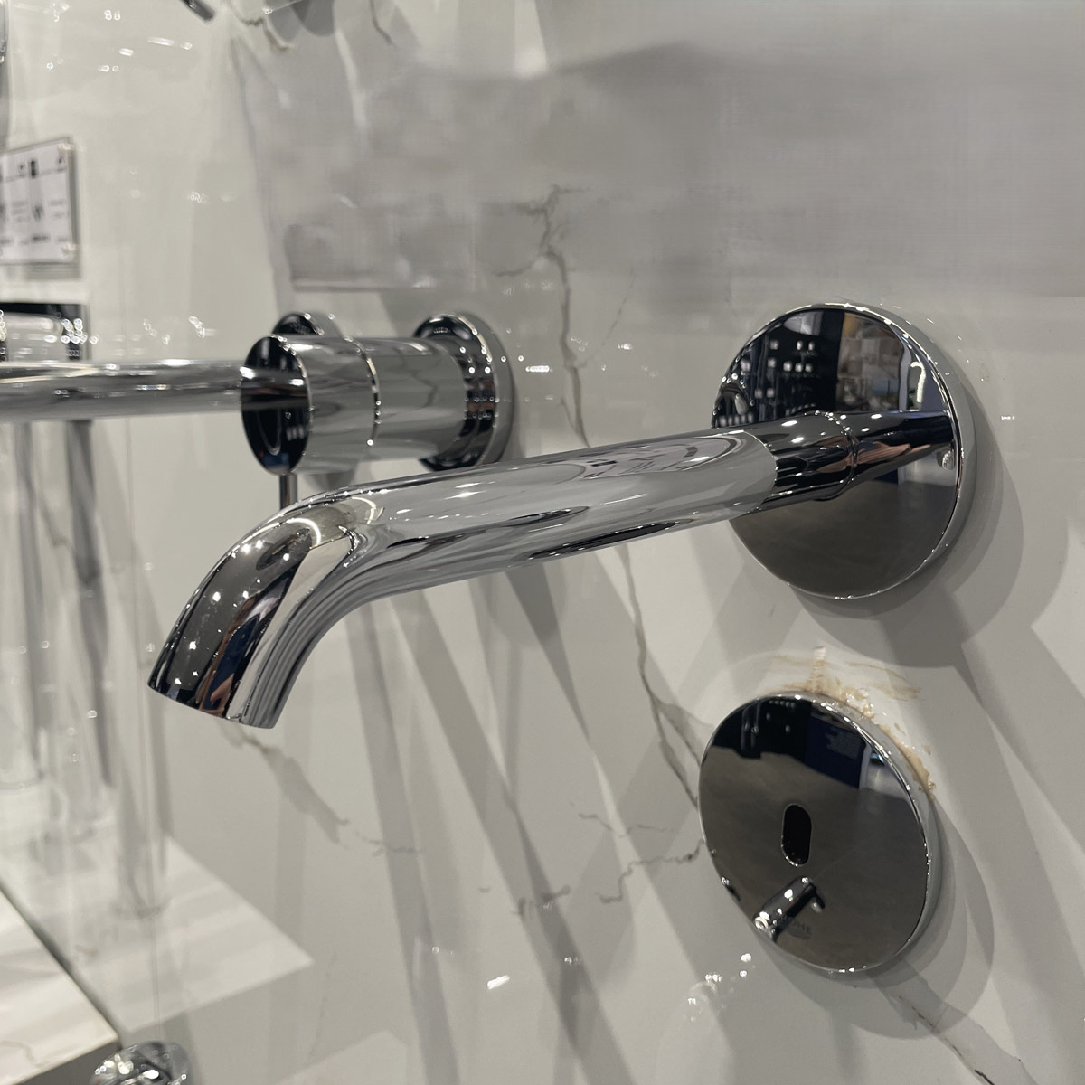 Vòi chậu cảm ứng gắn tường dùng pin Essence E GROHE 36447000 - 3