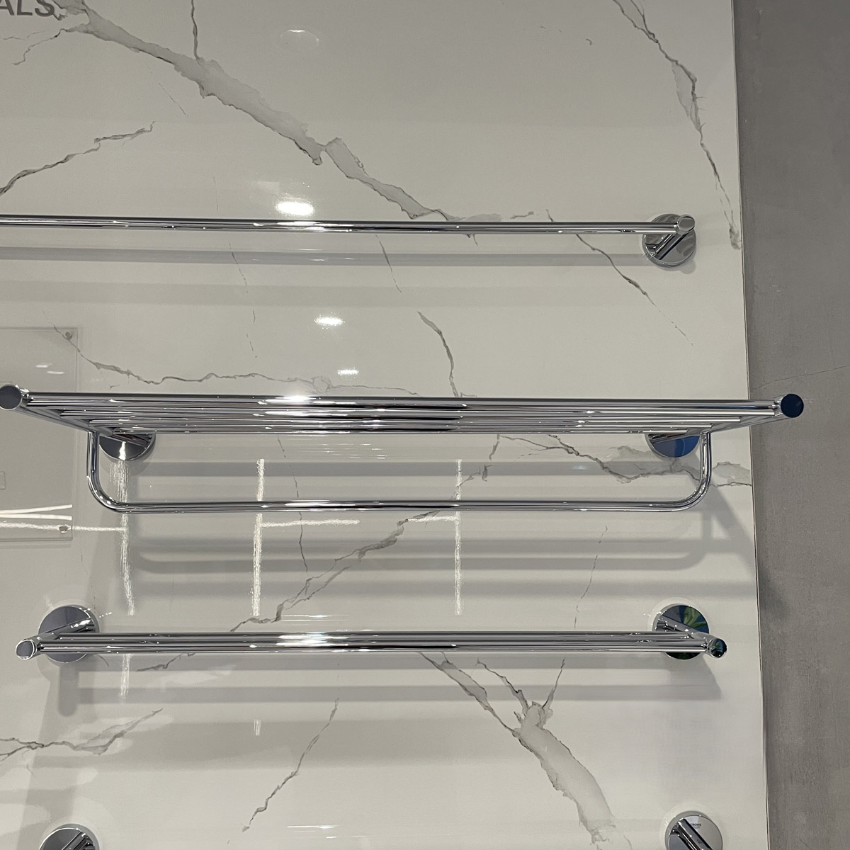 Thanh treo khăn Essentials 550mm GROHE 40800001 - 7