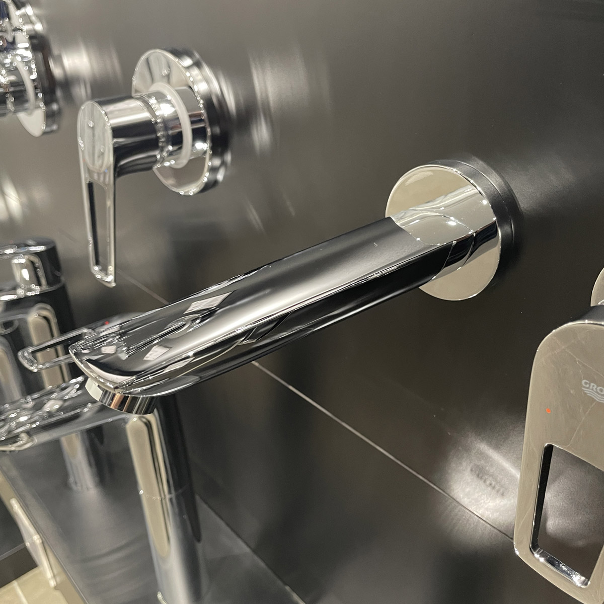 Vòi chậu gắn tường nóng lạnh 2 lỗ BauLoop GROHE 20289001 - 11