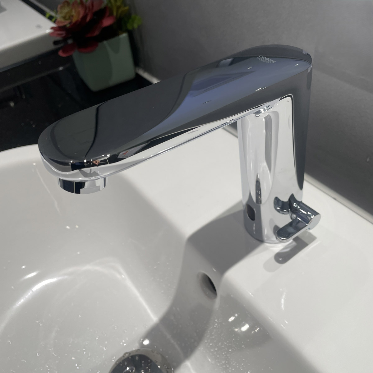 Vòi chậu cảm ứng nhiệt độ dùng pin Eurosmart Cosmopolitan E GROHE 36422000 - 9