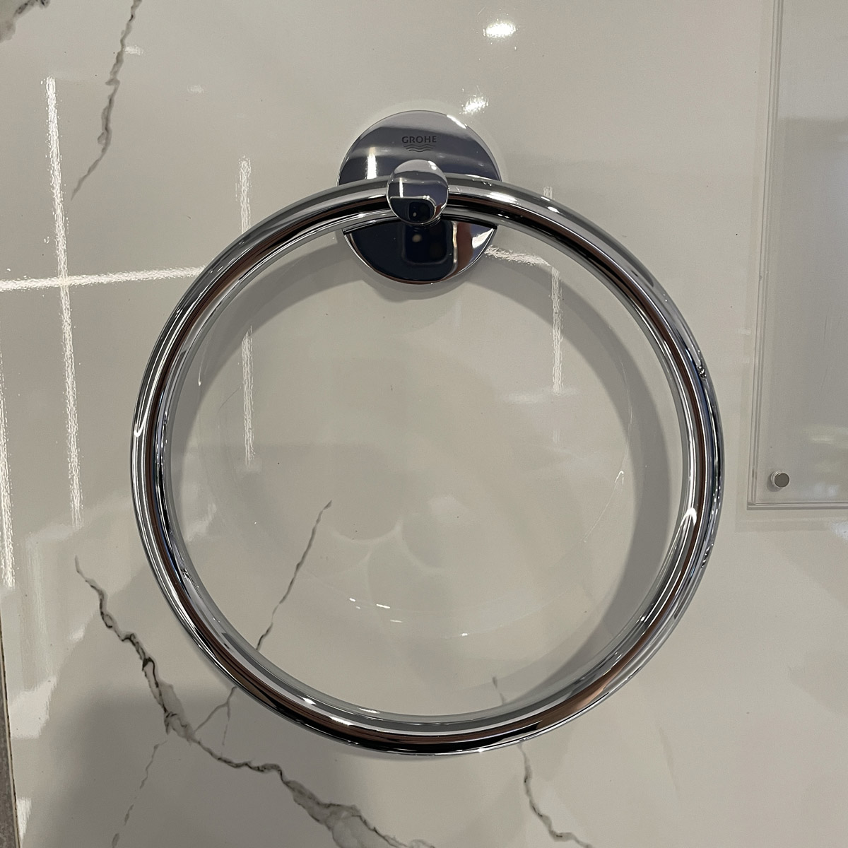 Vòng treo khăn Essentials GROHE 40365001 - 6
