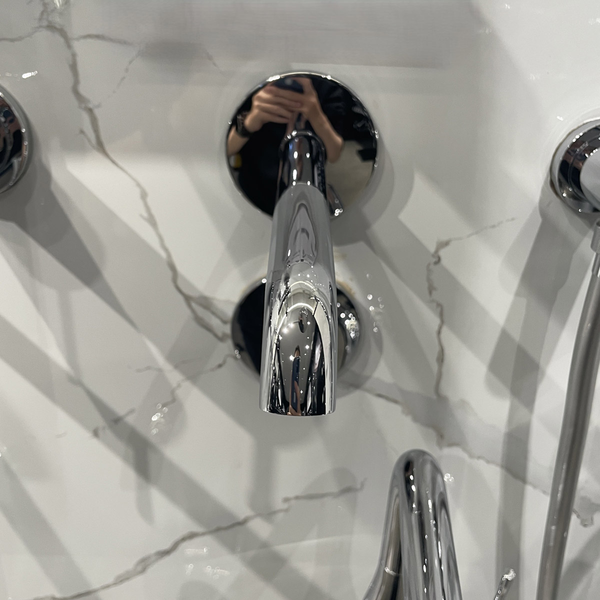 Vòi chậu cảm ứng gắn tường dùng pin Essence E GROHE 36447000 - 5
