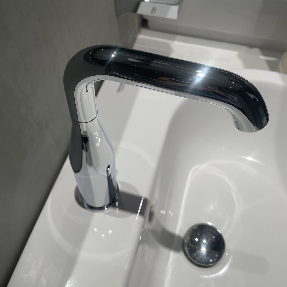 Vòi chậu nóng lạnh cảm ứng dùng pin Eurocube E GROHE 36445000 - 9