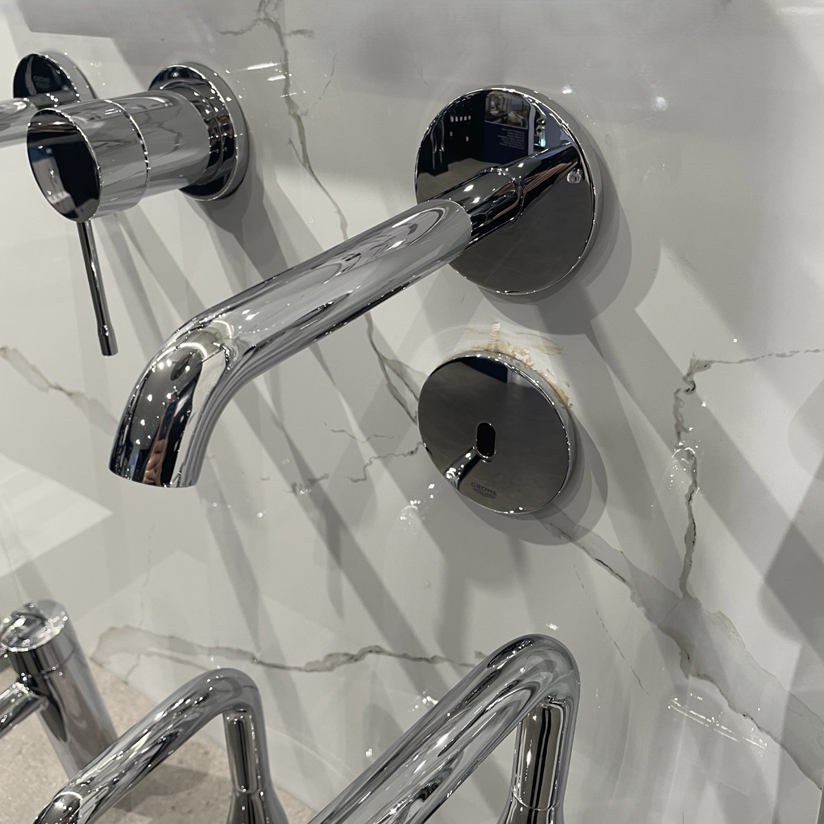 Vòi chậu cảm ứng gắn tường dùng pin Essence E GROHE 36447000 - 6