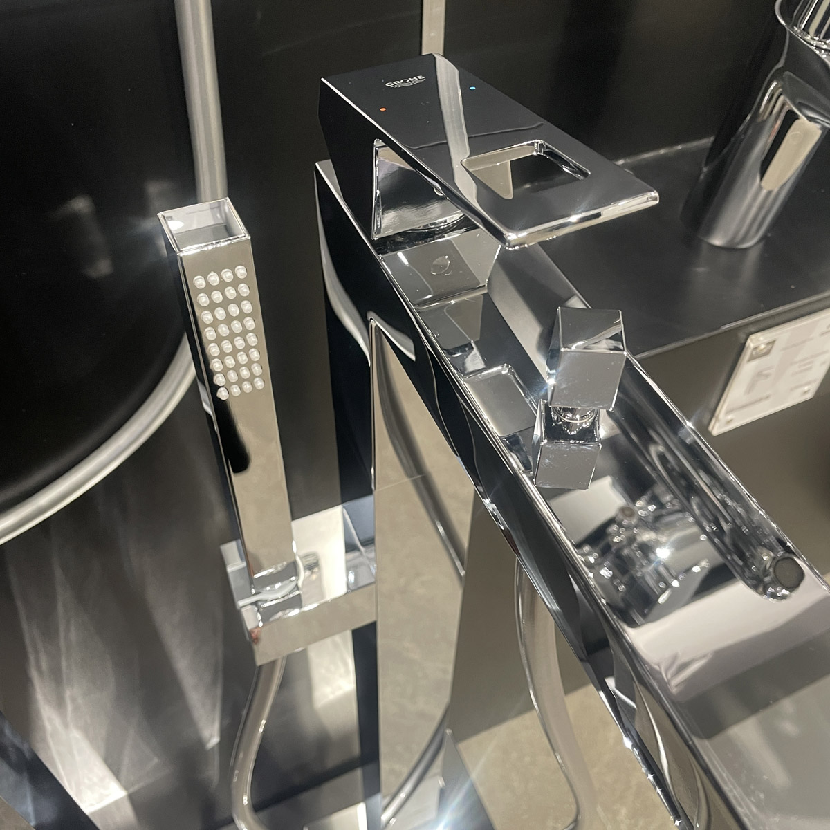 Vòi bồn tắm đặt sàn Eurocube Grohe 23672001 - 16