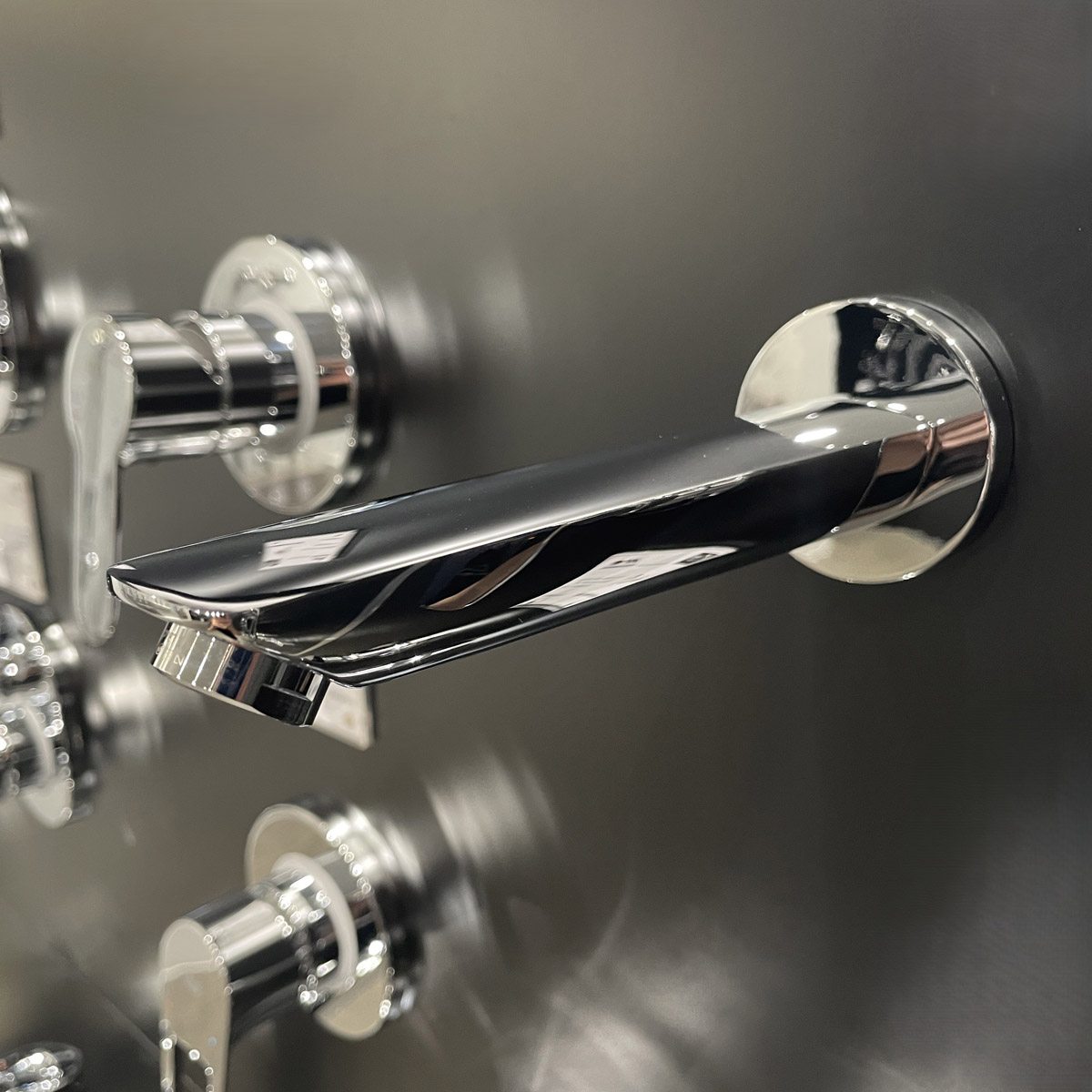 Vòi chậu gắn tường nóng lạnh 2 lỗ BauEdge GROHE 20474001 - 12