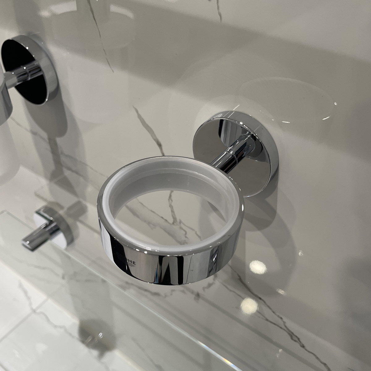 Bộ giá và ly thủy tinh gắn tường Essentials GROHE 40447001 - 6