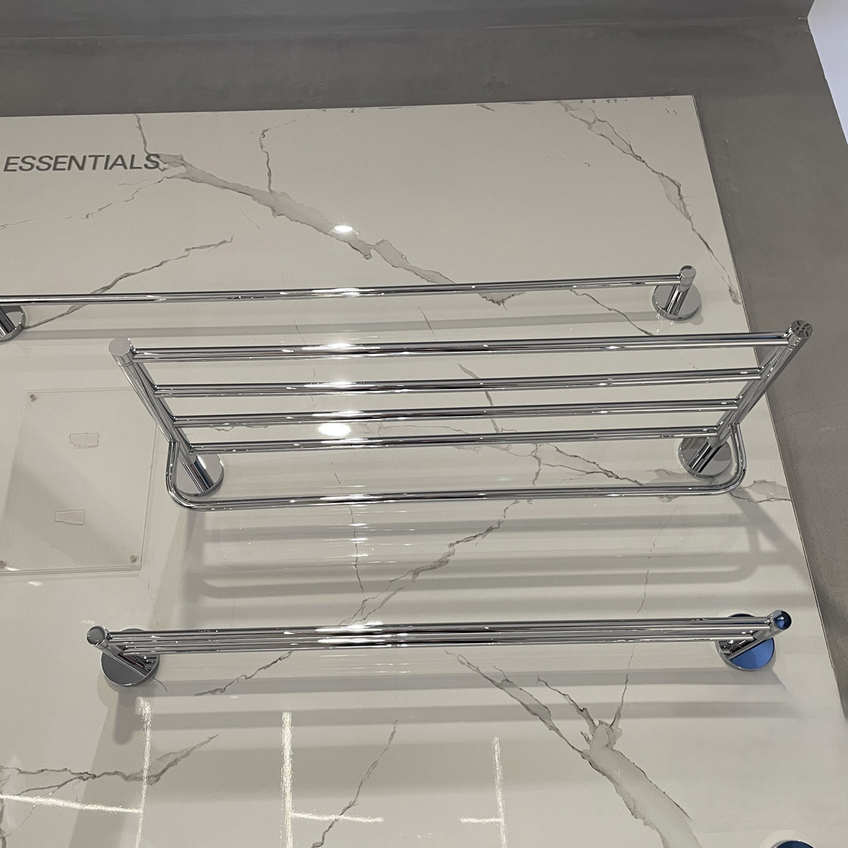 Thanh treo khăn Essentials 550mm GROHE 40800001 - 10