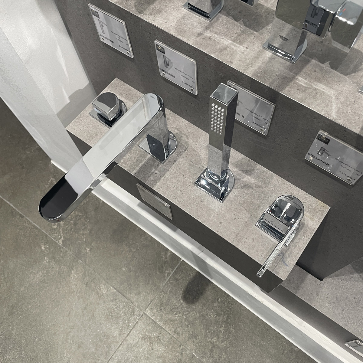 Vòi bồn tắm 4 lỗ nóng lạnh kèm tay sen Plus GROHE 29307003 - 3