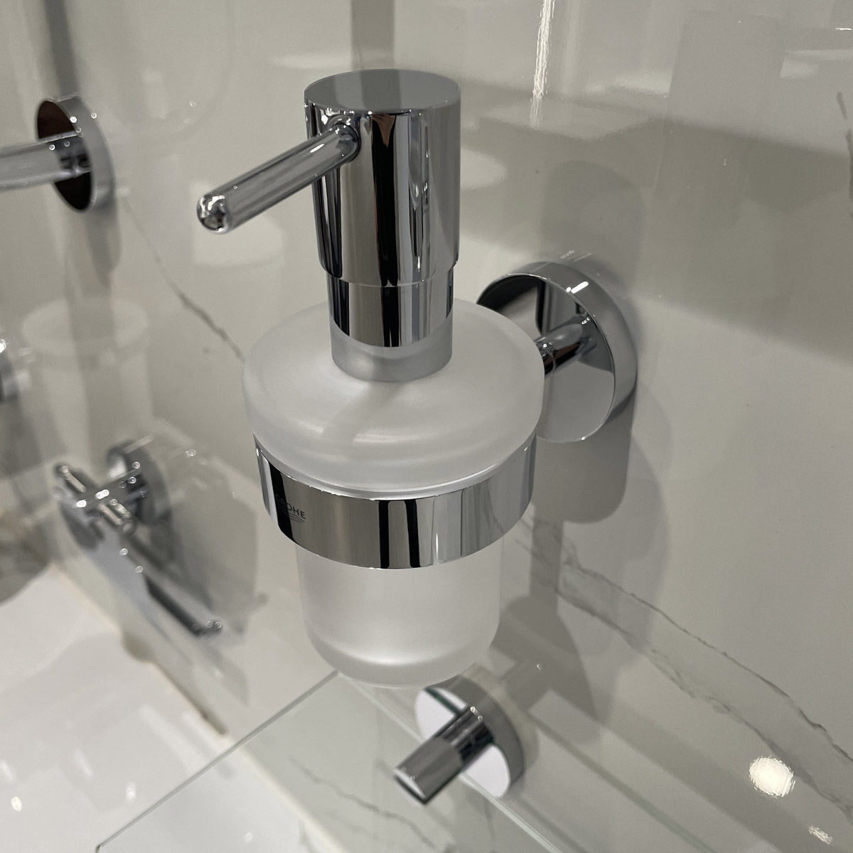 Bộ hộp xịt xà phòng gắn tường Essentials GROHE 40448001 - 3