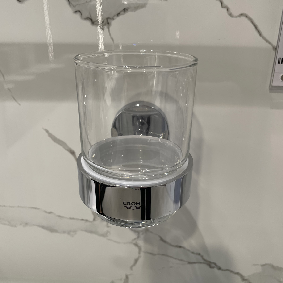 Bộ giá và ly thủy tinh gắn tường Essentials GROHE 40447001 - 8