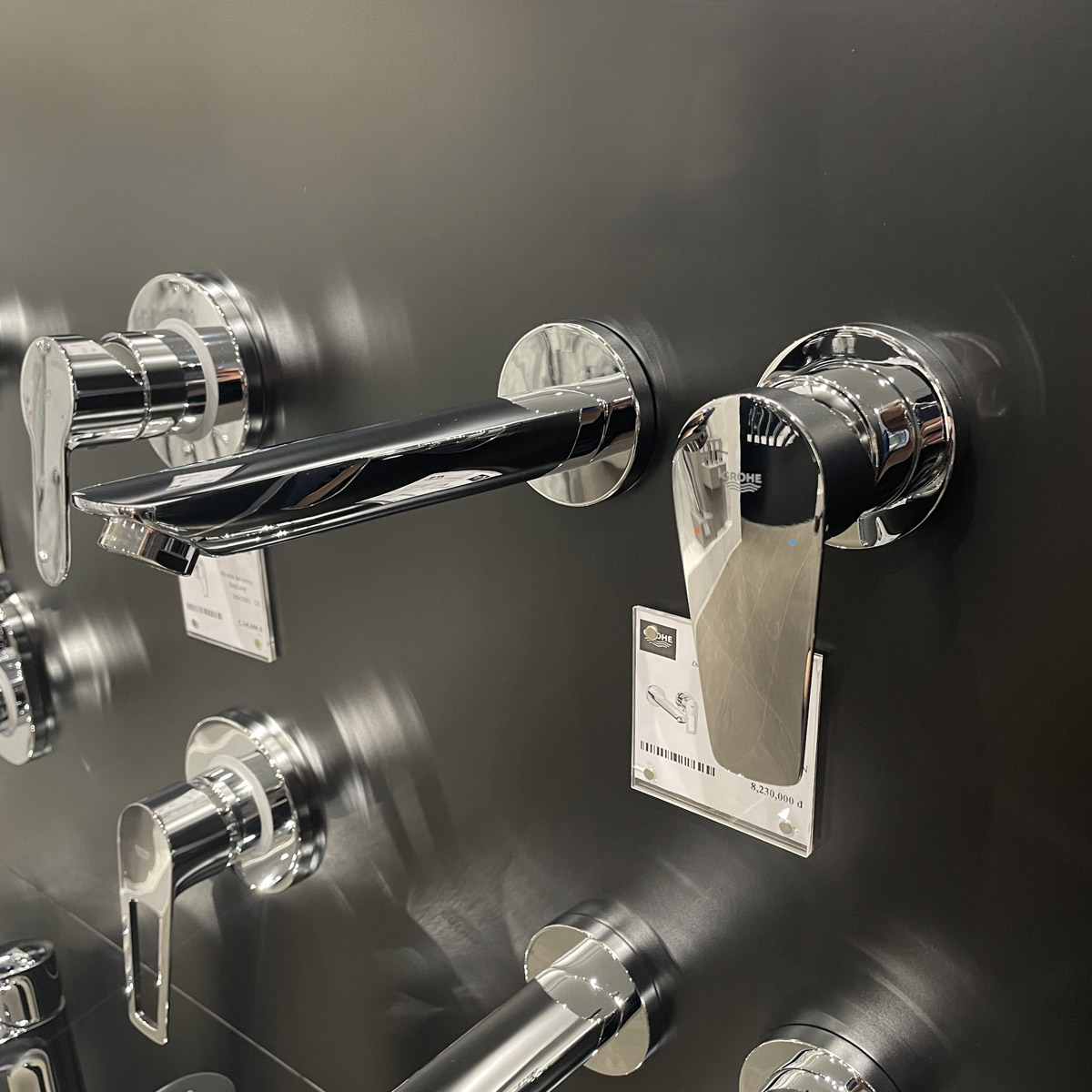 Vòi chậu gắn tường nóng lạnh 2 lỗ BauEdge GROHE 20474001 - 9