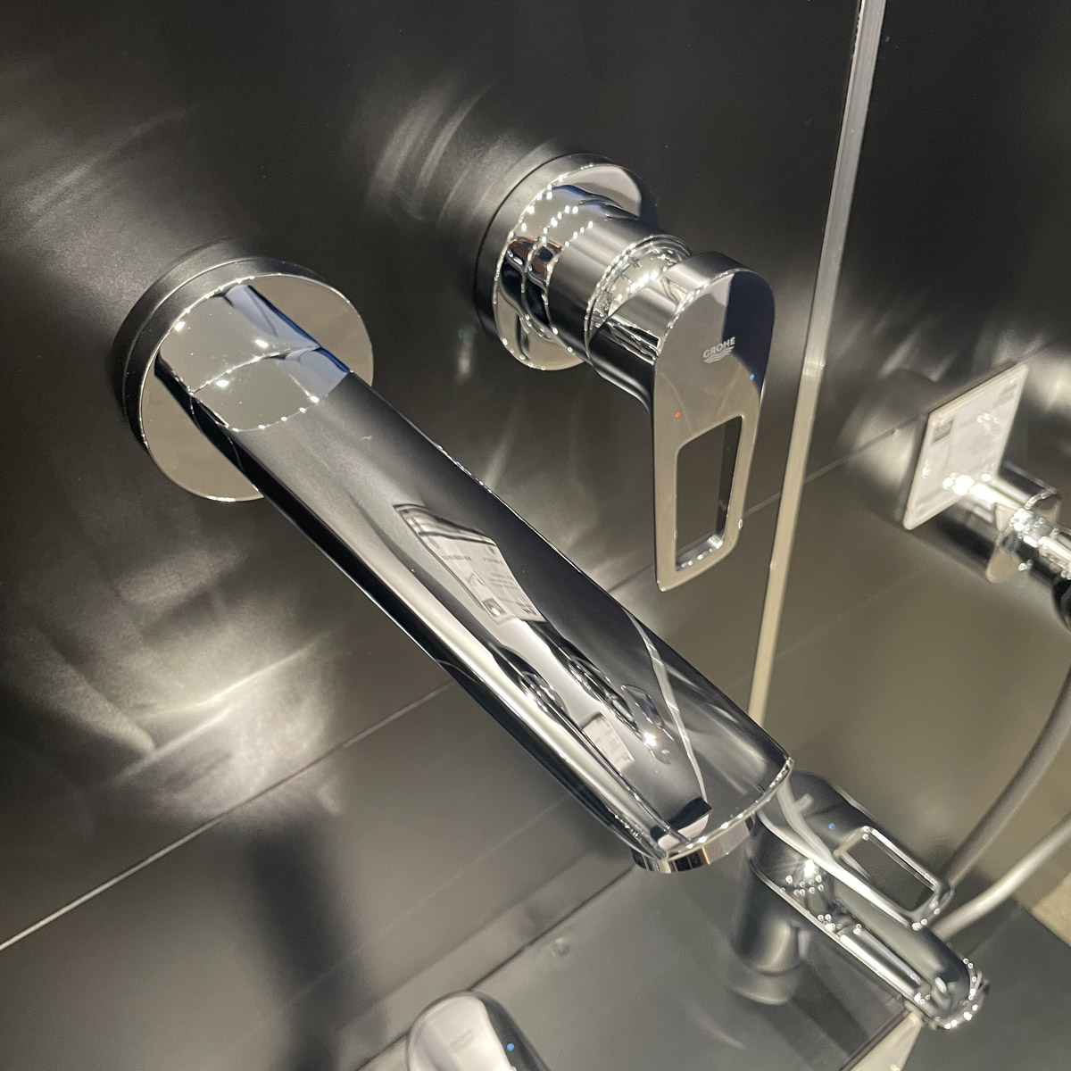 Vòi chậu gắn tường nóng lạnh 2 lỗ BauLoop GROHE 20289001 - 8