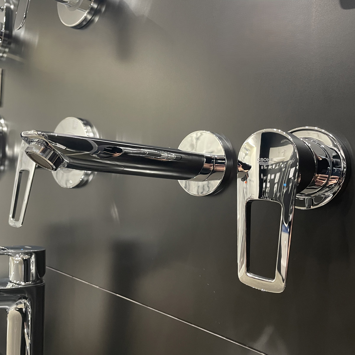 Vòi chậu gắn tường nóng lạnh 2 lỗ BauLoop GROHE 20289001 - 7