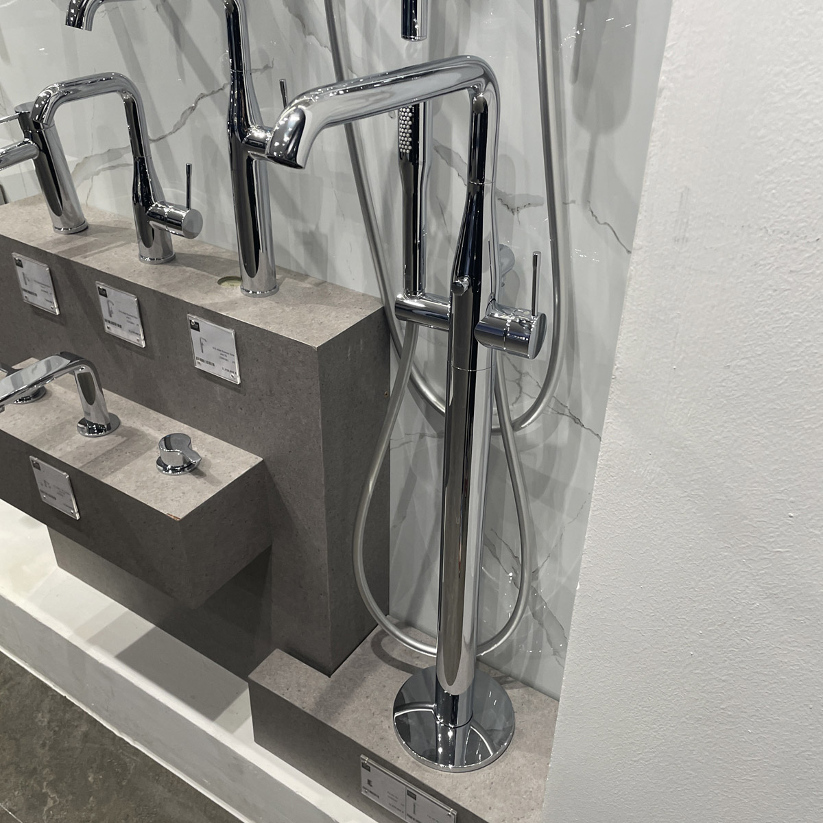 Vòi bồn tắm đặt sàn nóng lạnh Essence GROHE 23491001 - 8