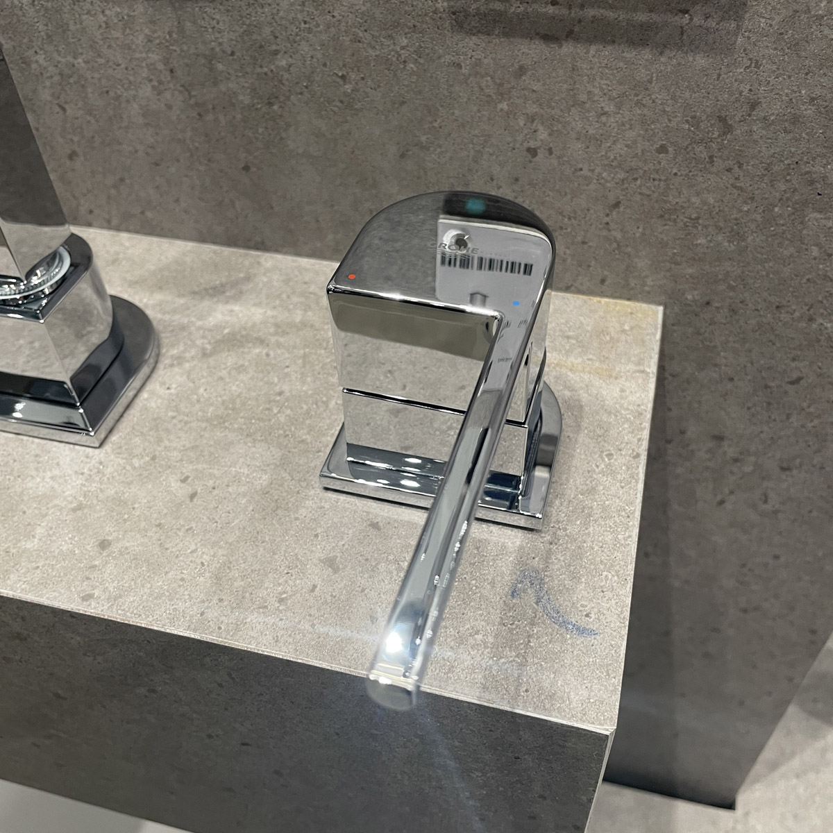 Vòi bồn tắm 4 lỗ nóng lạnh kèm tay sen Plus GROHE 29307003 - 10