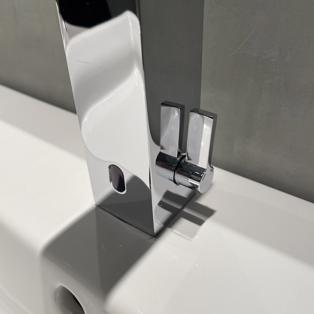 Vòi chậu nóng lạnh cảm ứng dùng pin Eurocube E GROHE 36441000 - 12