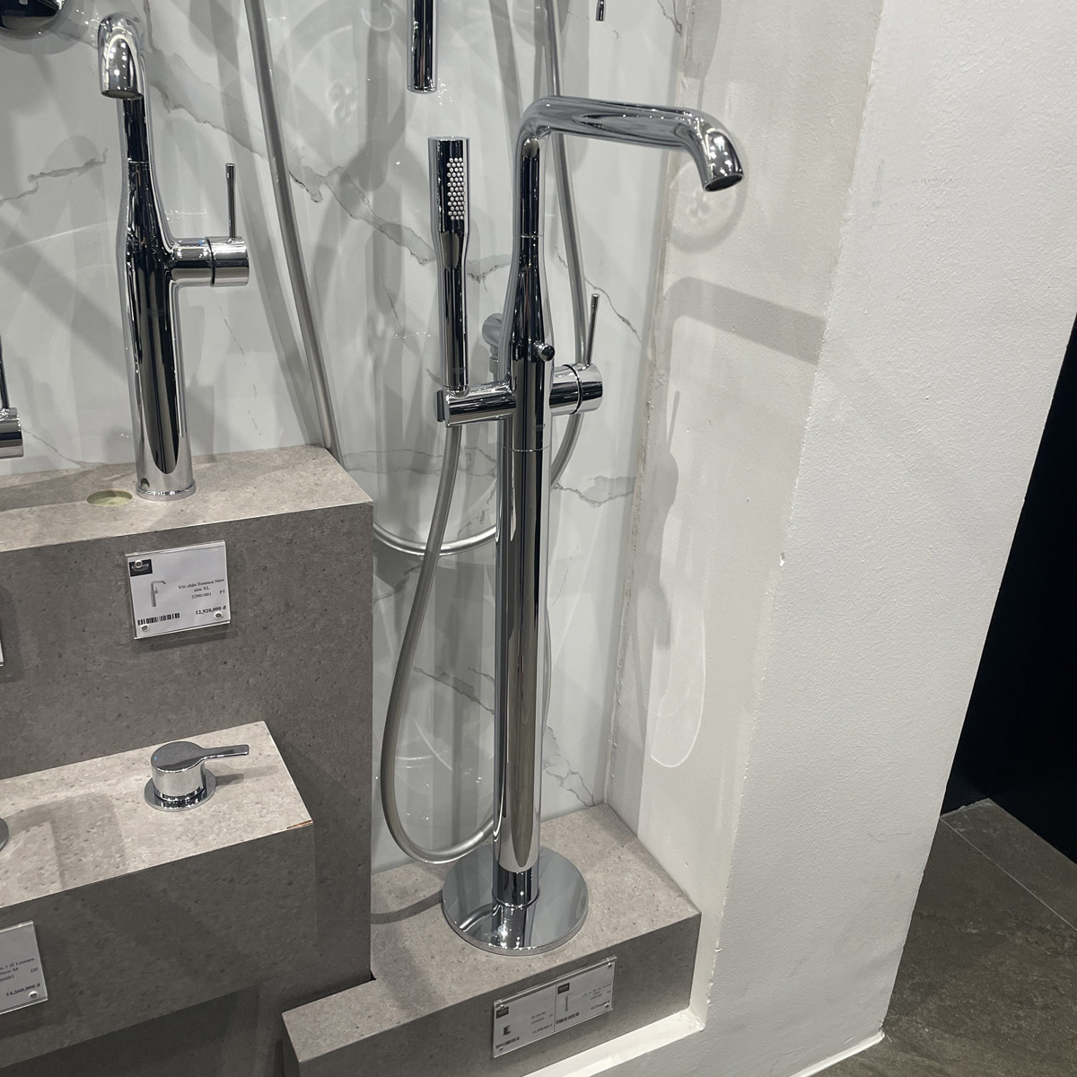 Vòi bồn tắm đặt sàn nóng lạnh Essence GROHE 23491001 - 7