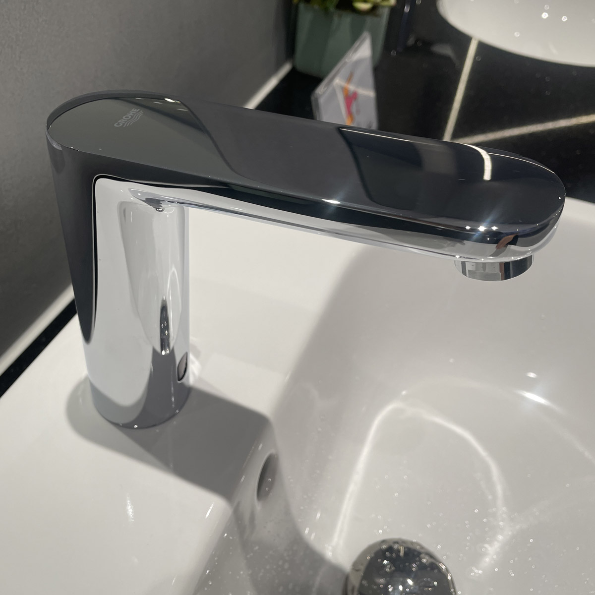 Vòi chậu cảm ứng nhiệt độ dùng pin Eurosmart Cosmopolitan E GROHE 36422000 - 7