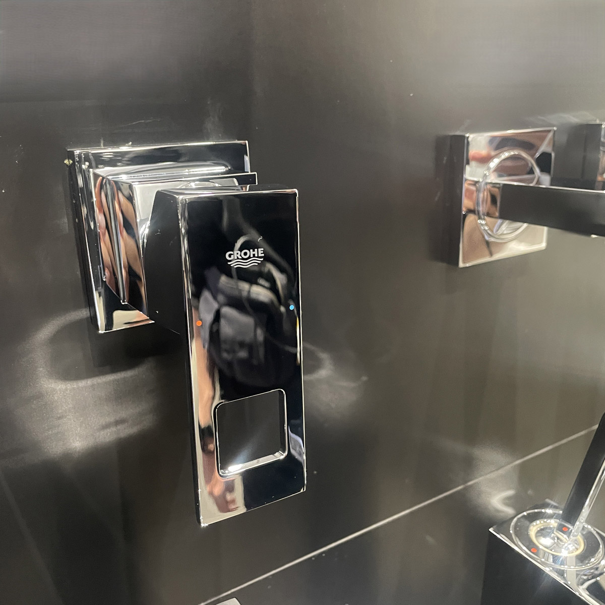 Vòi chậu nóng lạnh gắn tường 2 lỗ Eurocube GROHE 19895000 - 10