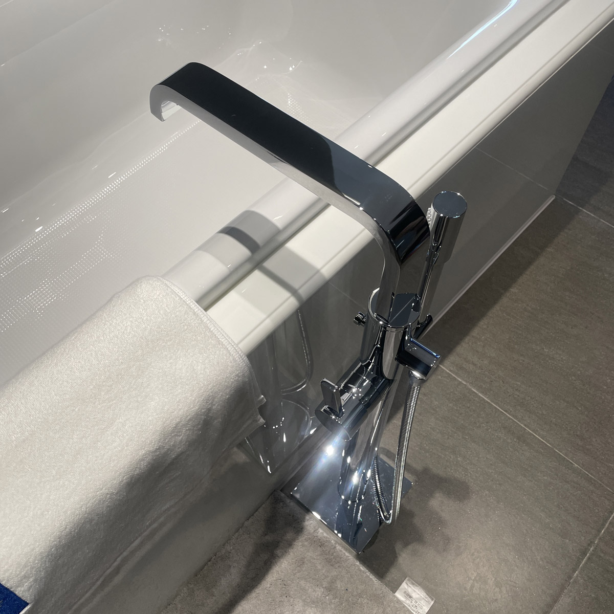 Vòi bồn tắm nóng lạnh đặt sàn Allure Grohe 32754002 - 9