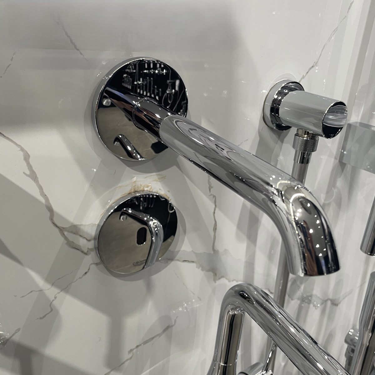 Vòi chậu cảm ứng gắn tường dùng pin Essence E GROHE 36447000 - 4