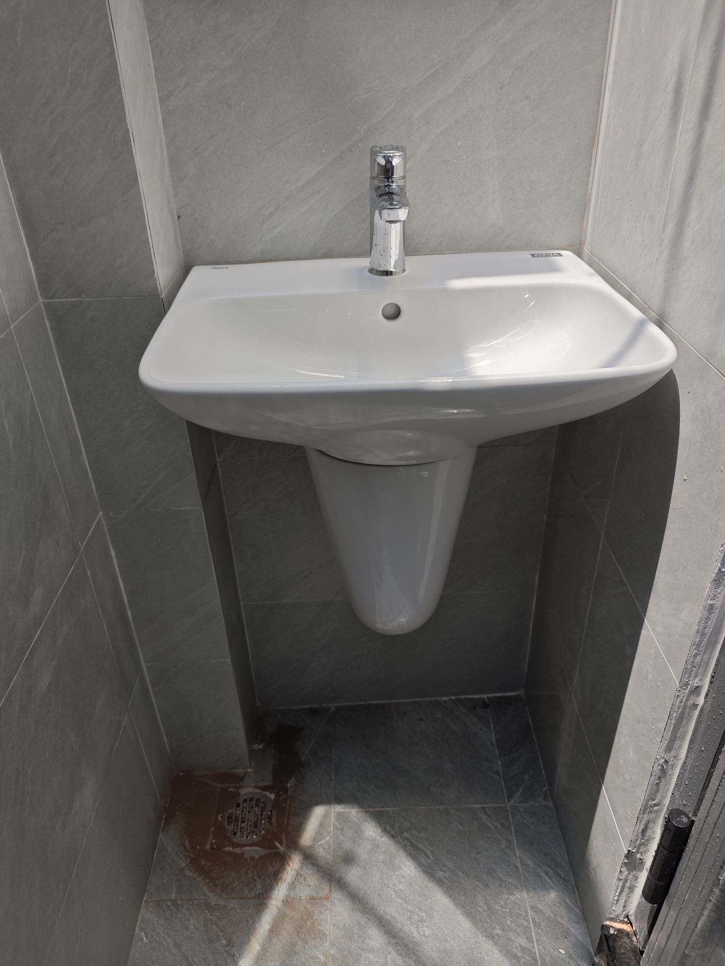 Chậu rửa lavabo treo tường INAX AL-289V (AL289V) (AL-289VFC) men Aqua Ceramic - 11